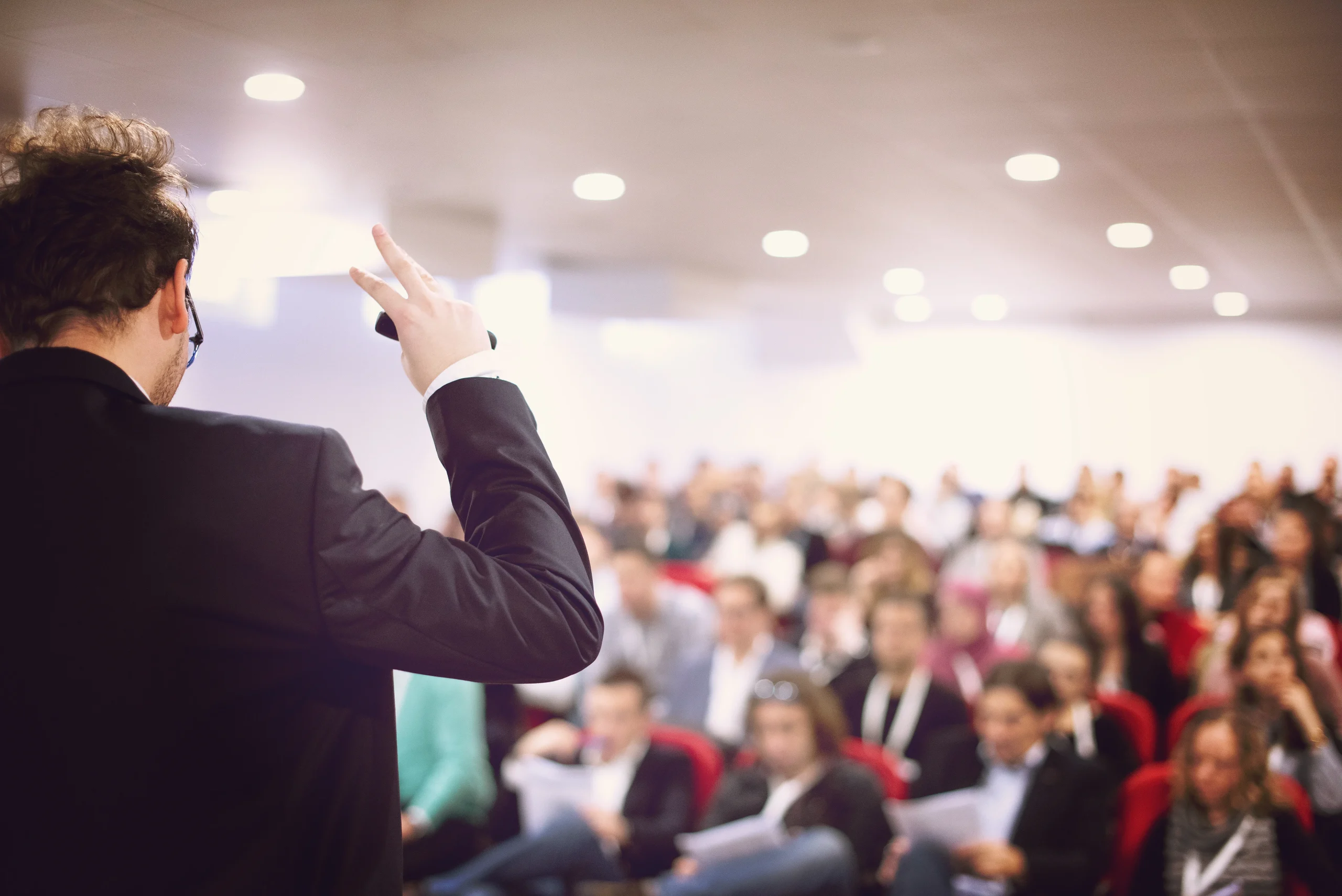 Une personne présentant un PowerPoint devant un public