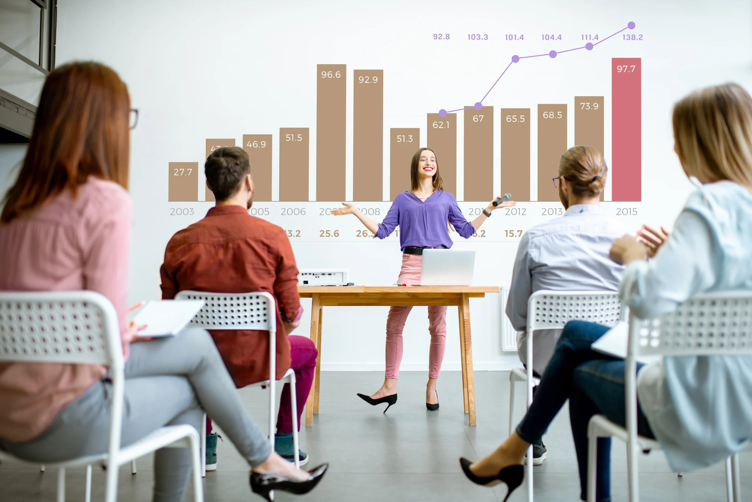 Une personne présentant un PowerPoint devant un public