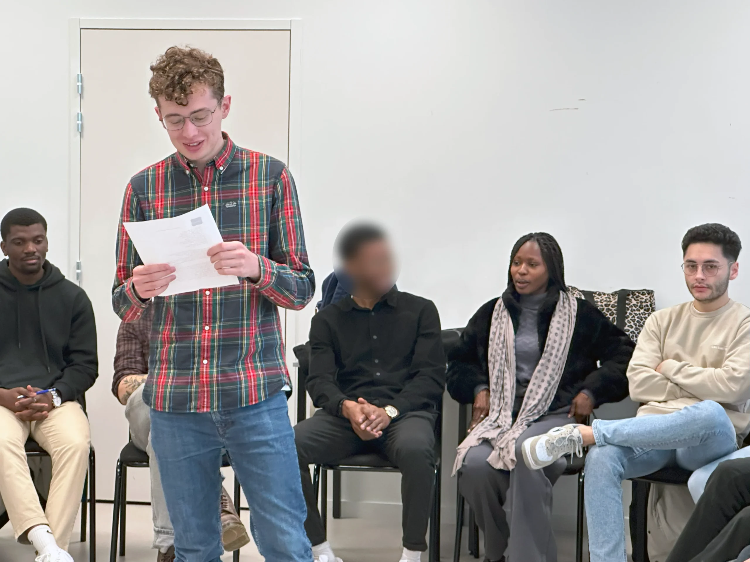 Une personne prenant la parole devant un public