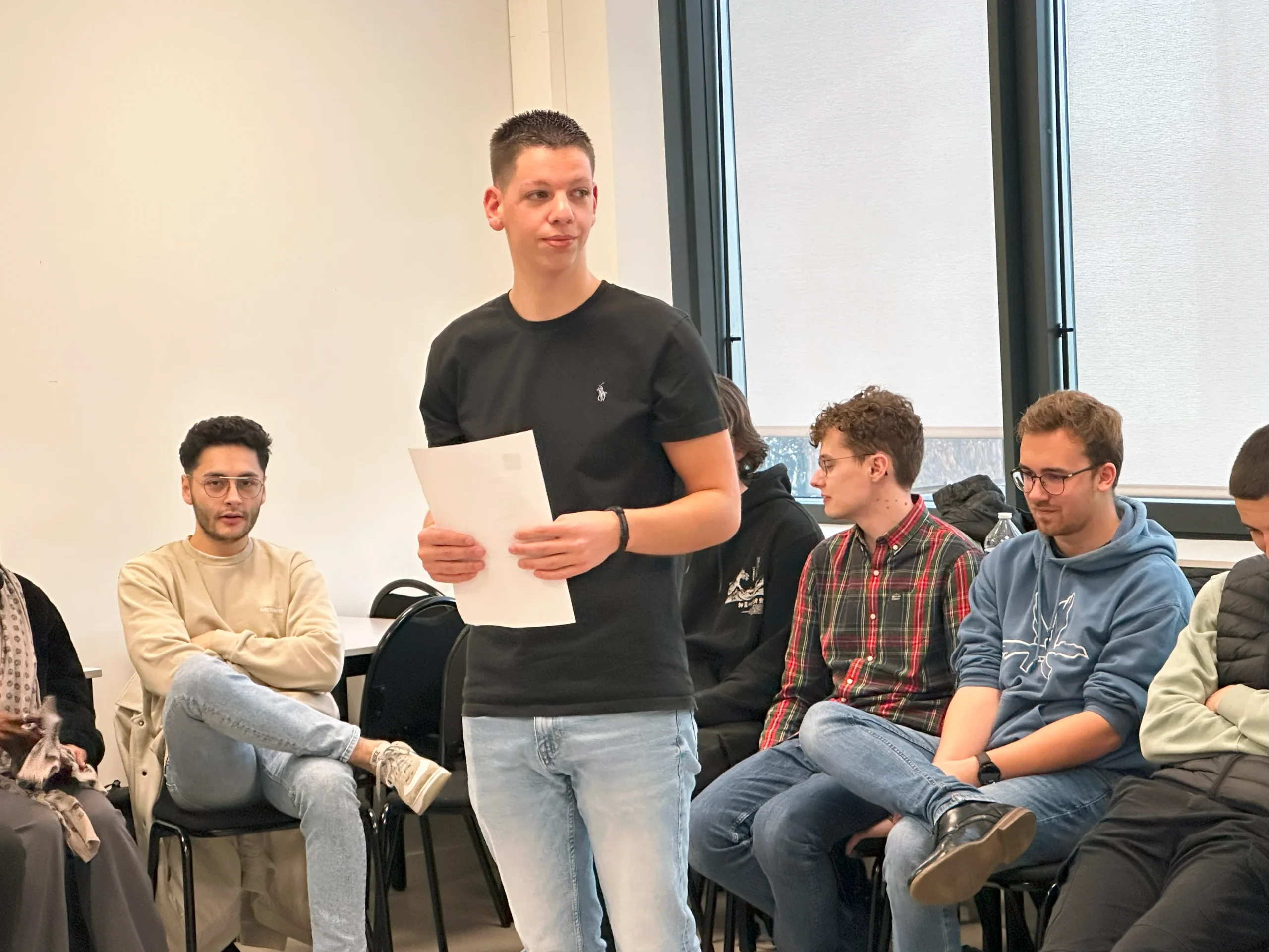 Une personne prenant la parole devant un public