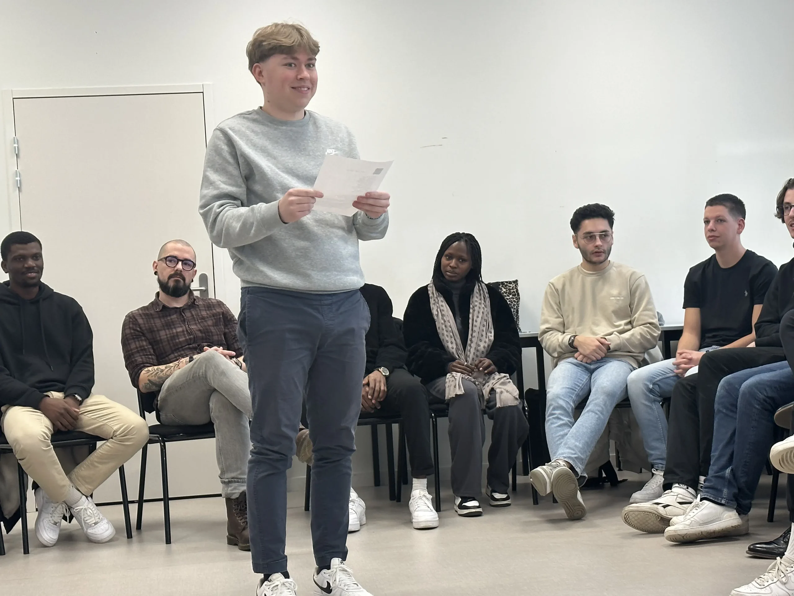 Une personne s'exprimant à l'oral devant un public