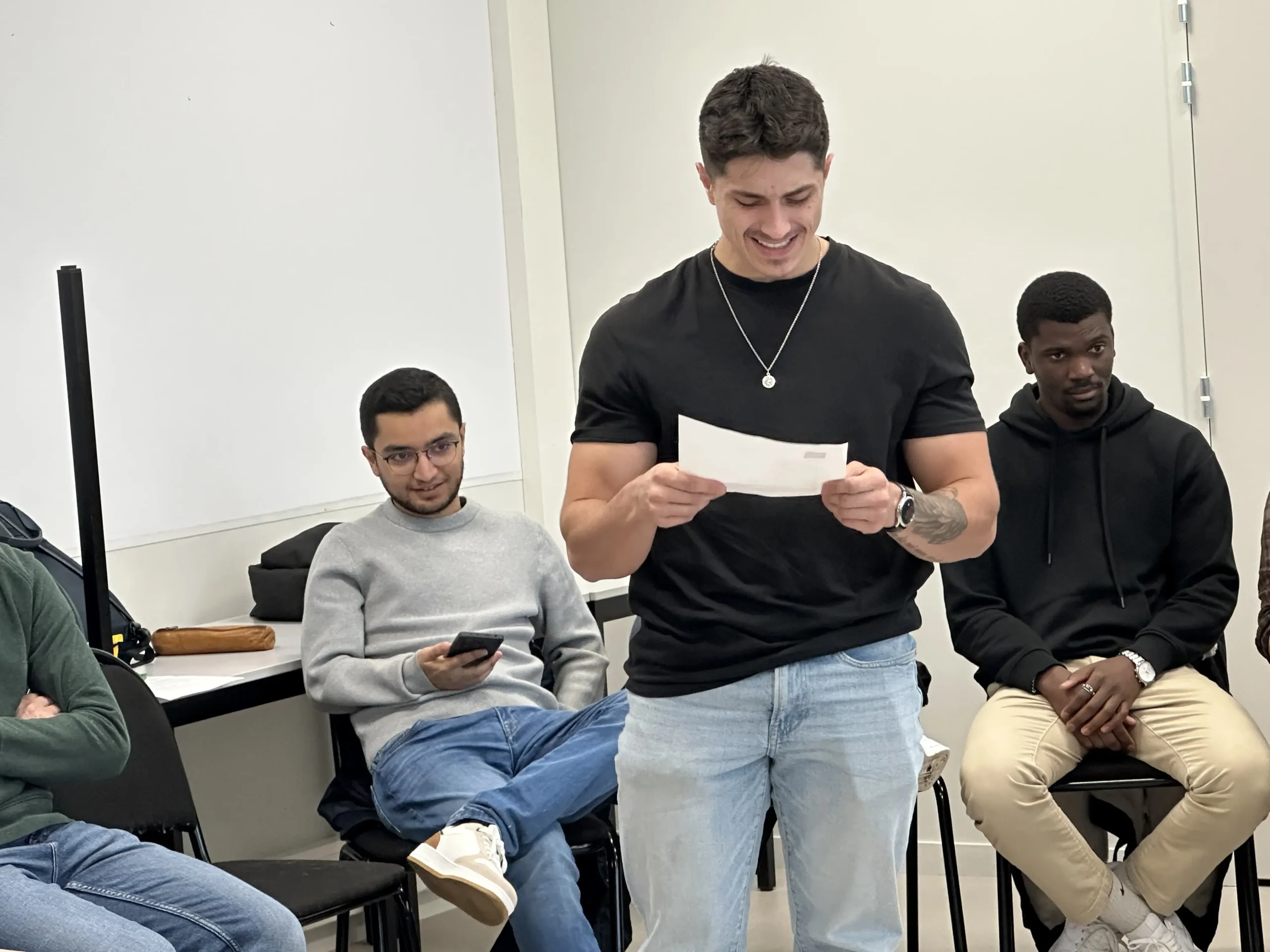 Une personne s'exprimant devant un public