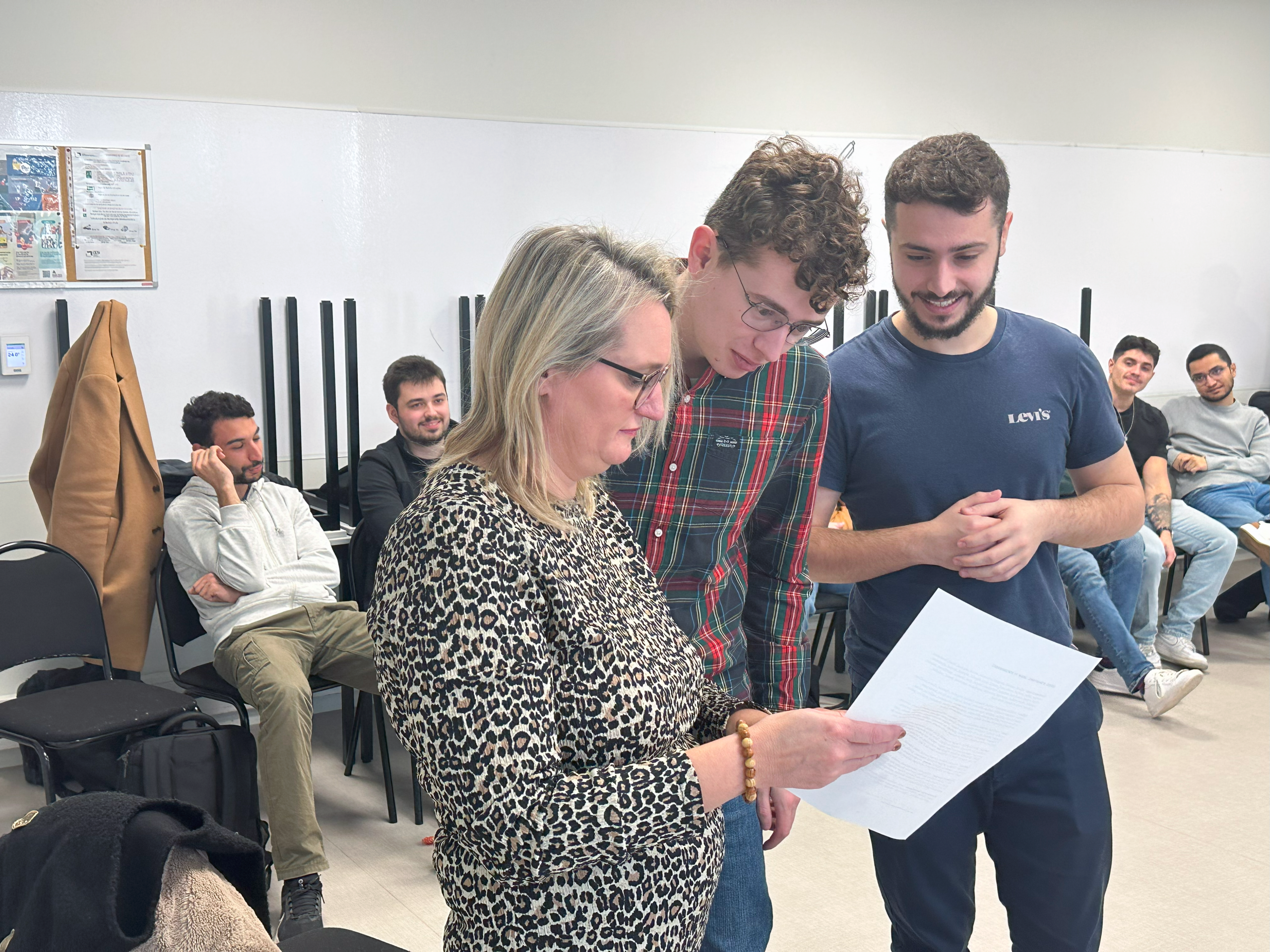 Deux personnes en tain de s'approprier un contenu