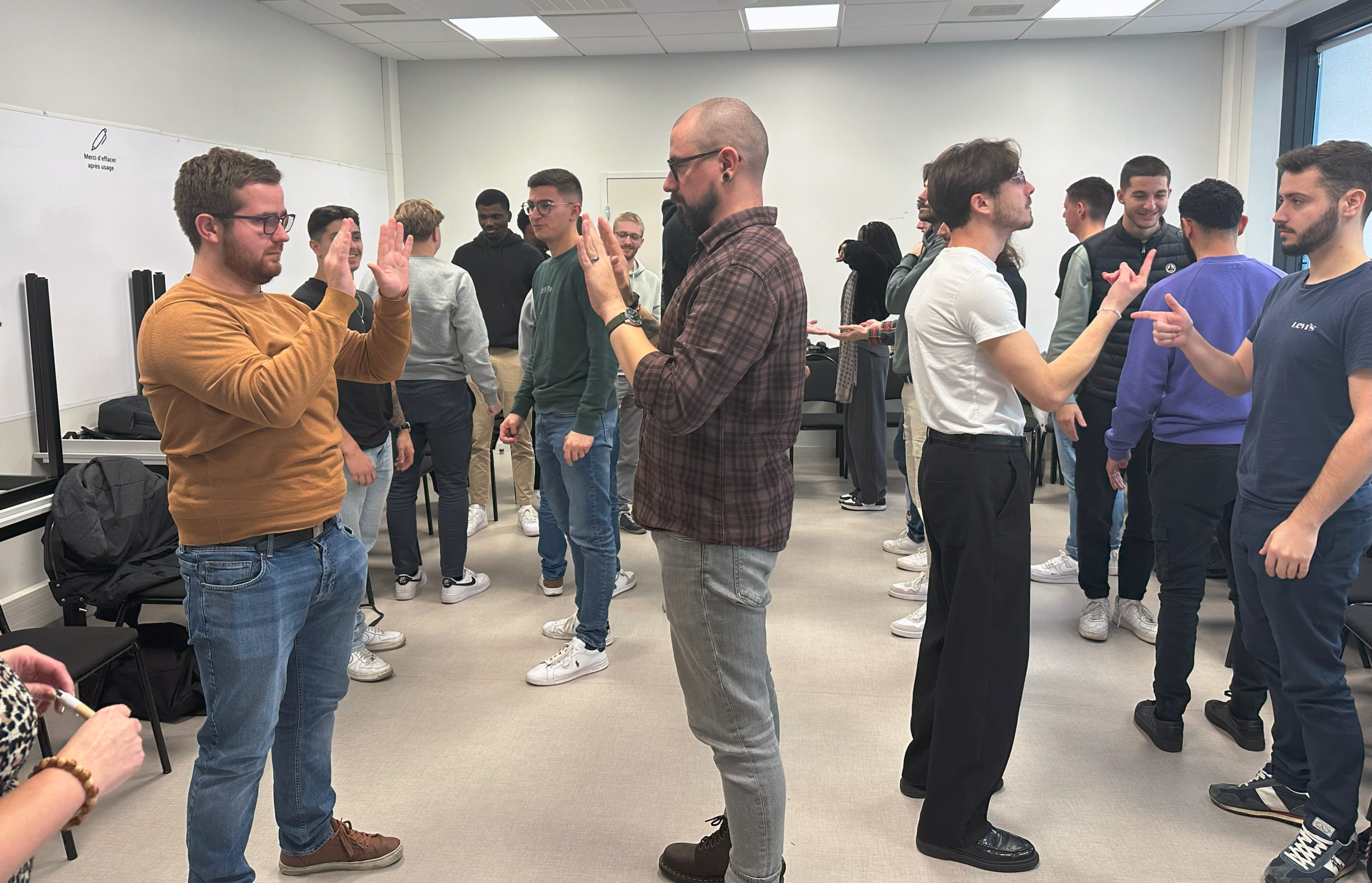 Un groupe réalisant un exercice d'improvisation