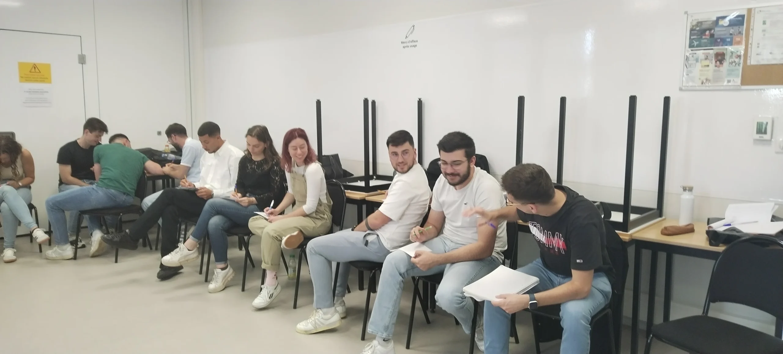 Image d'un groupe réalisant un exercice