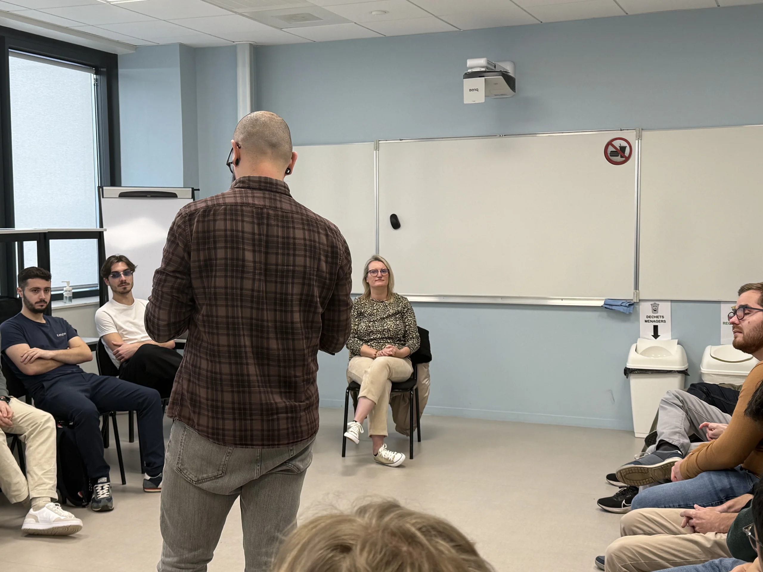 Une personne se présentant devant un jury