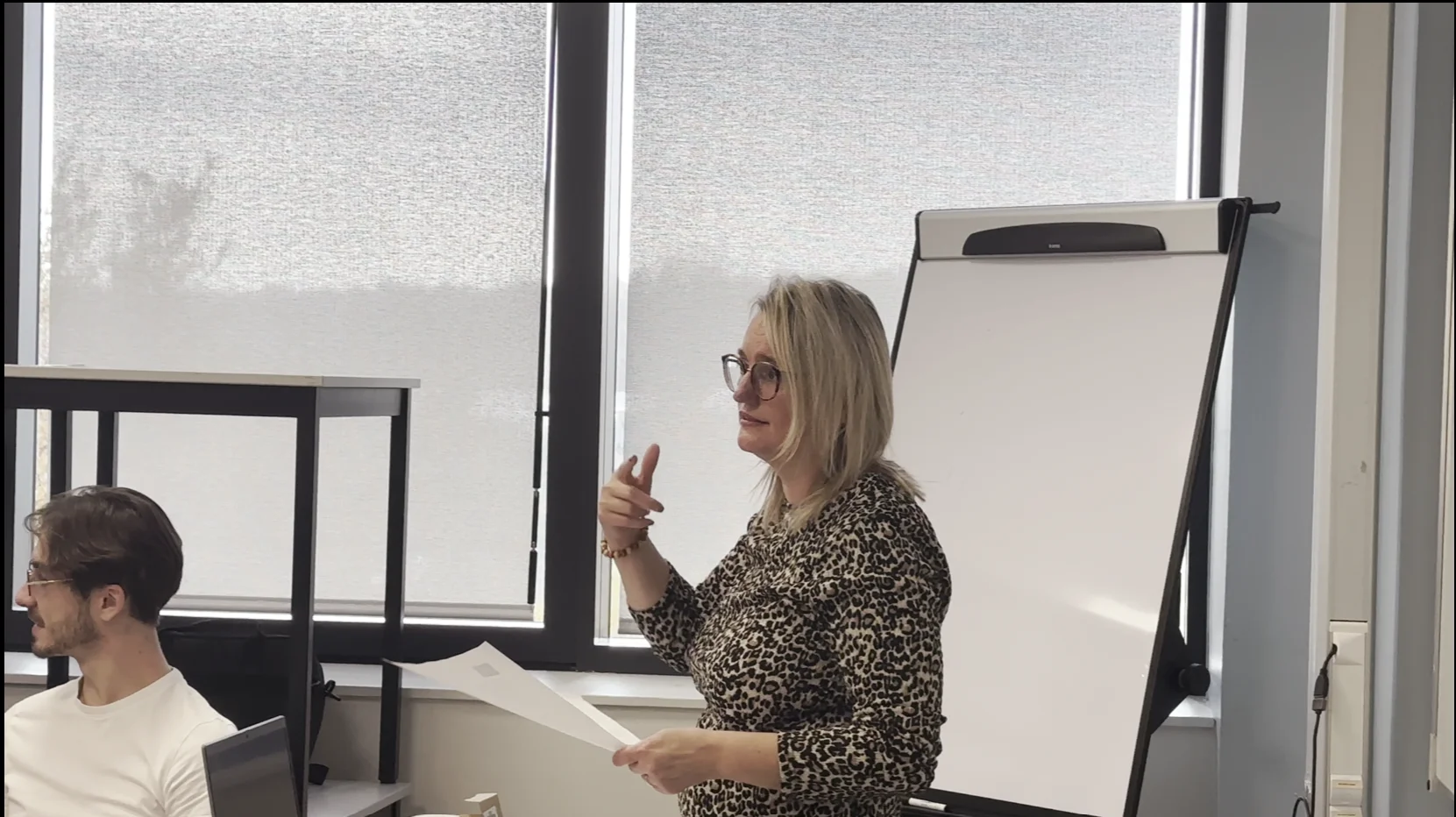 Vanessa s'exprimant devant un public